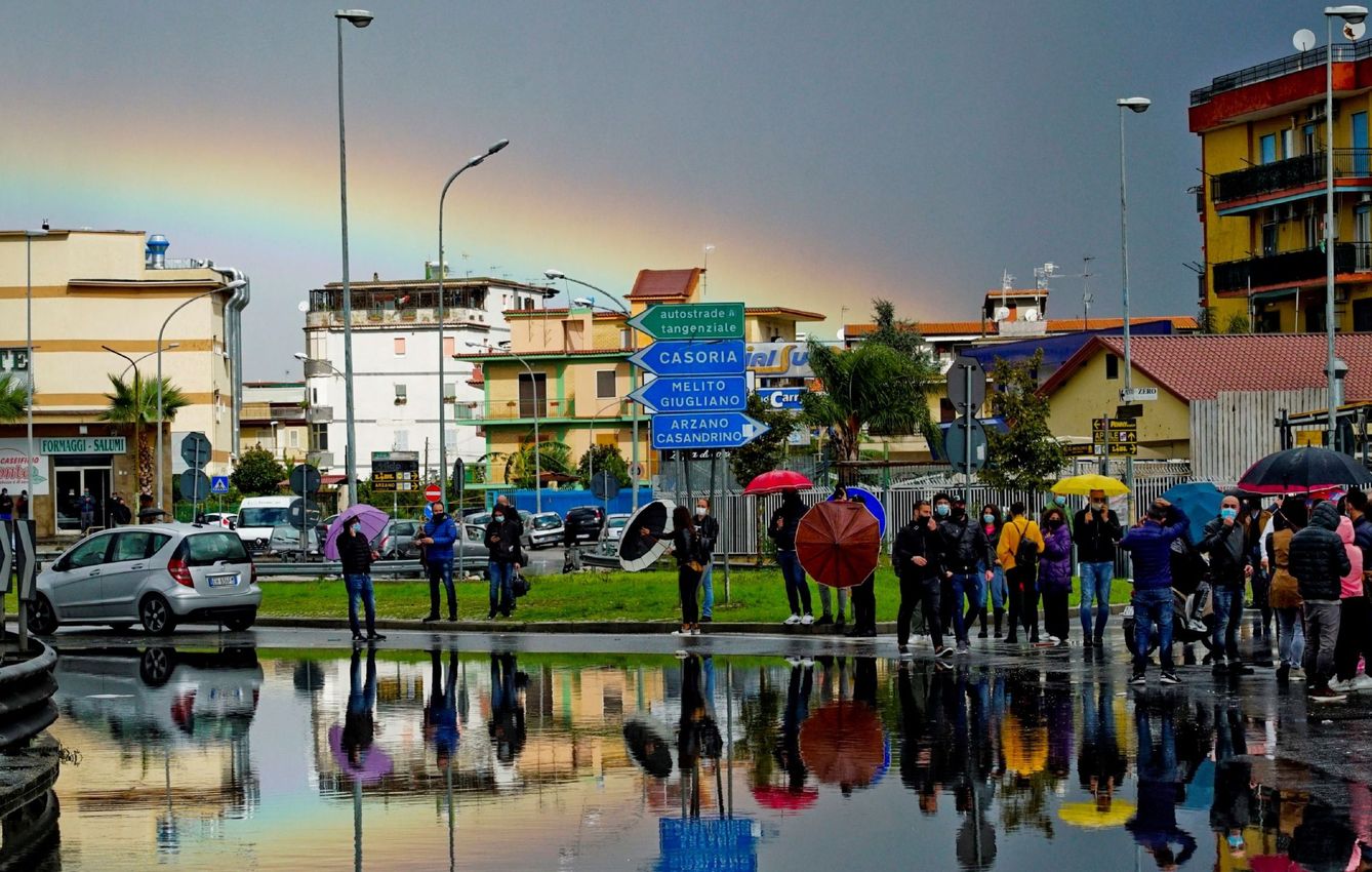 Manifestantes bloquean una rotonda este jueves para protestar por el confinamiento en Arzano, Nápoles, en la región de Campania (Italia). (EFE)
