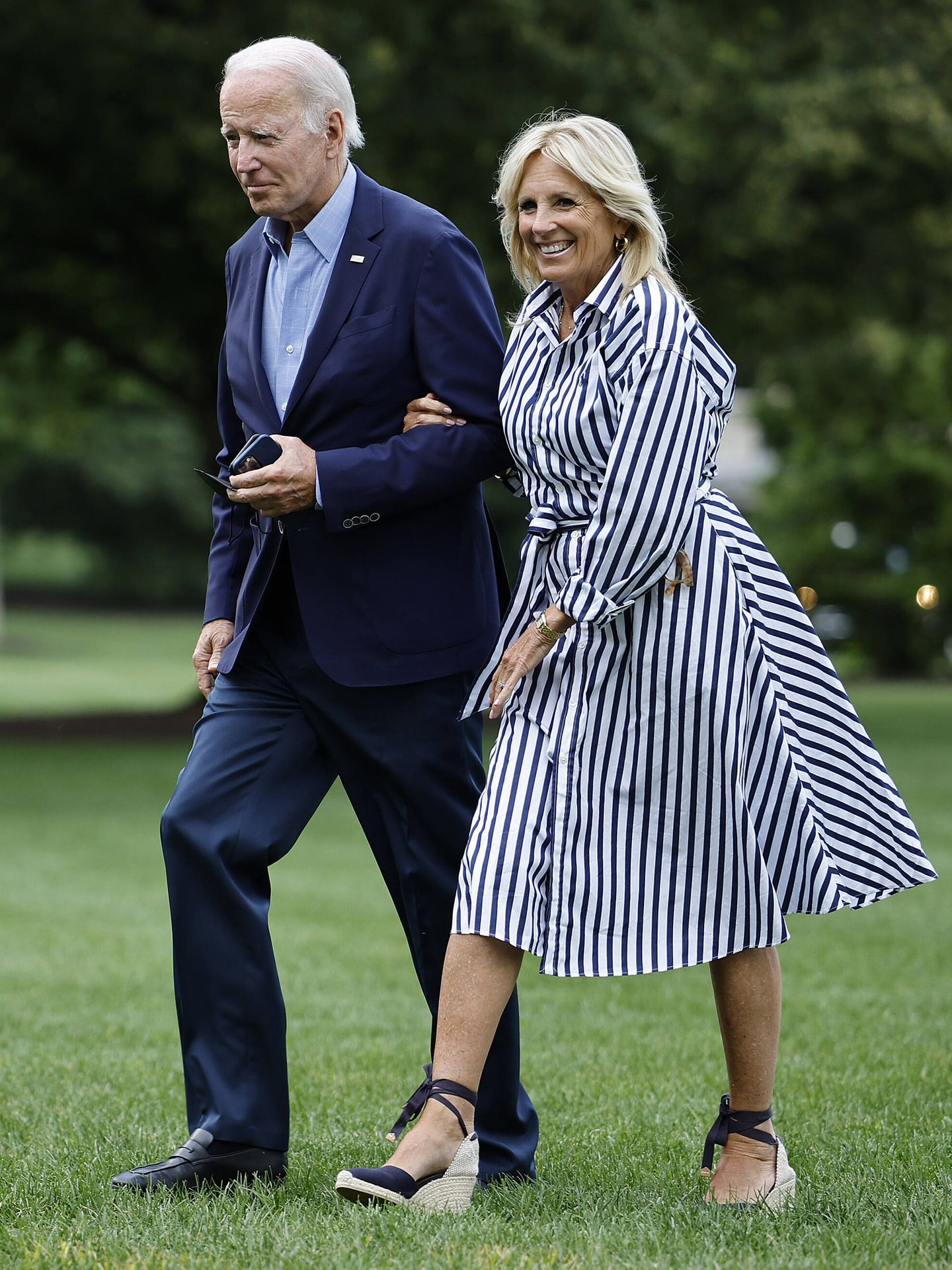 El look completo de Jill Biden con vestido camisero y alpargatas. (Getty/Chip Somodevilla)