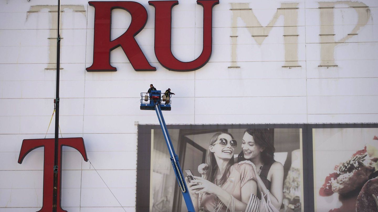 El nombre de Trump desaparece del Casino Plaza en Atlantic City, vendido antes que el Taj Mahal, en octubre de 2014. (Reuters)