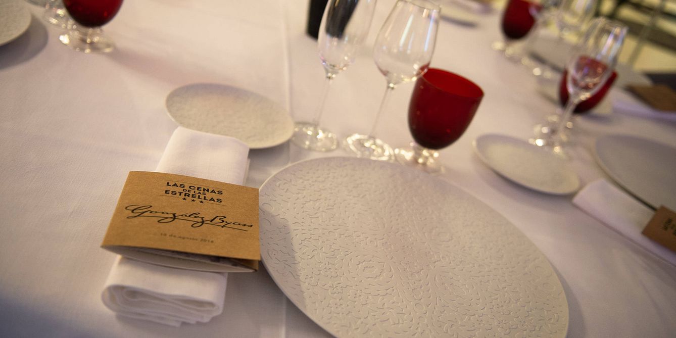La experiencia culinaria 'La cena de las estrellas' tiene como protagonista a las bodegas González Byass. Sus vinos son el perfecto maridaje para los platos preparados por los grandes chefs. 