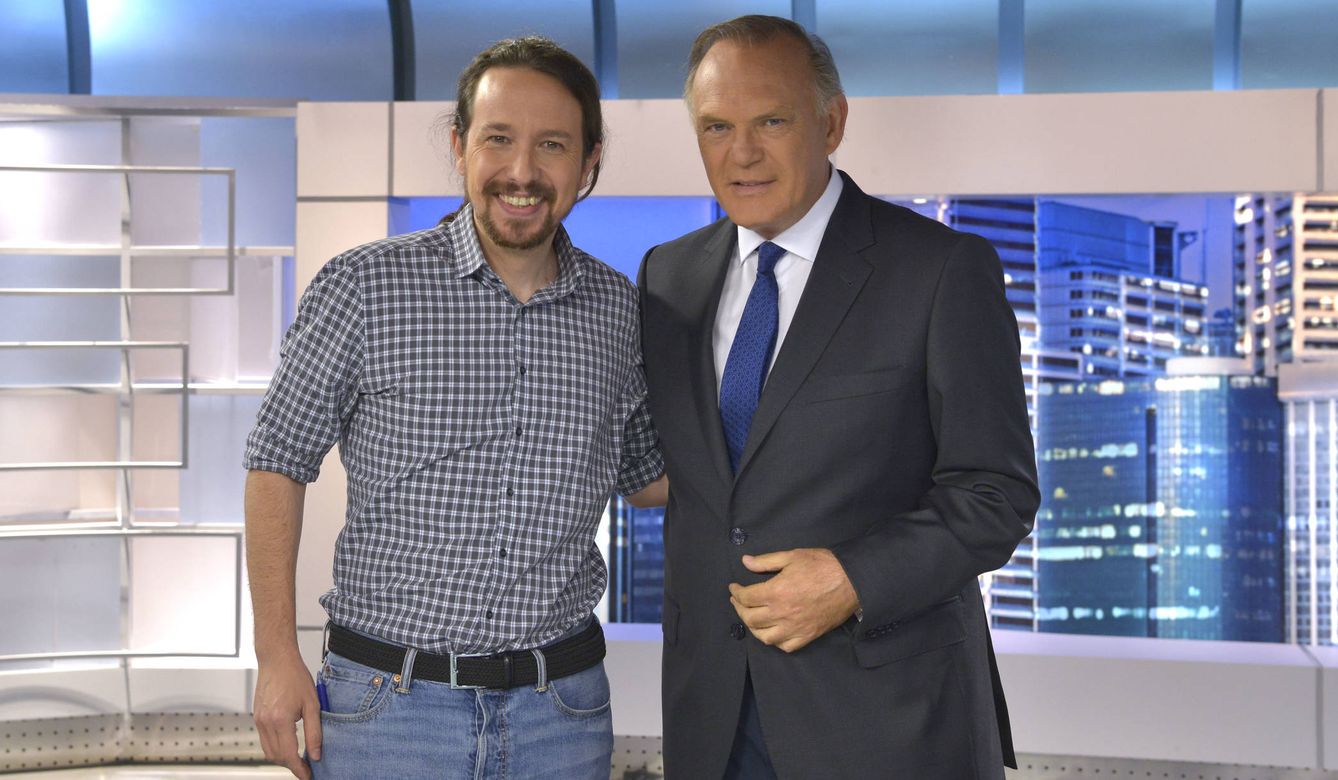 Pablo Iglesias posa con Pedro Piqueras. (Mediaset España)