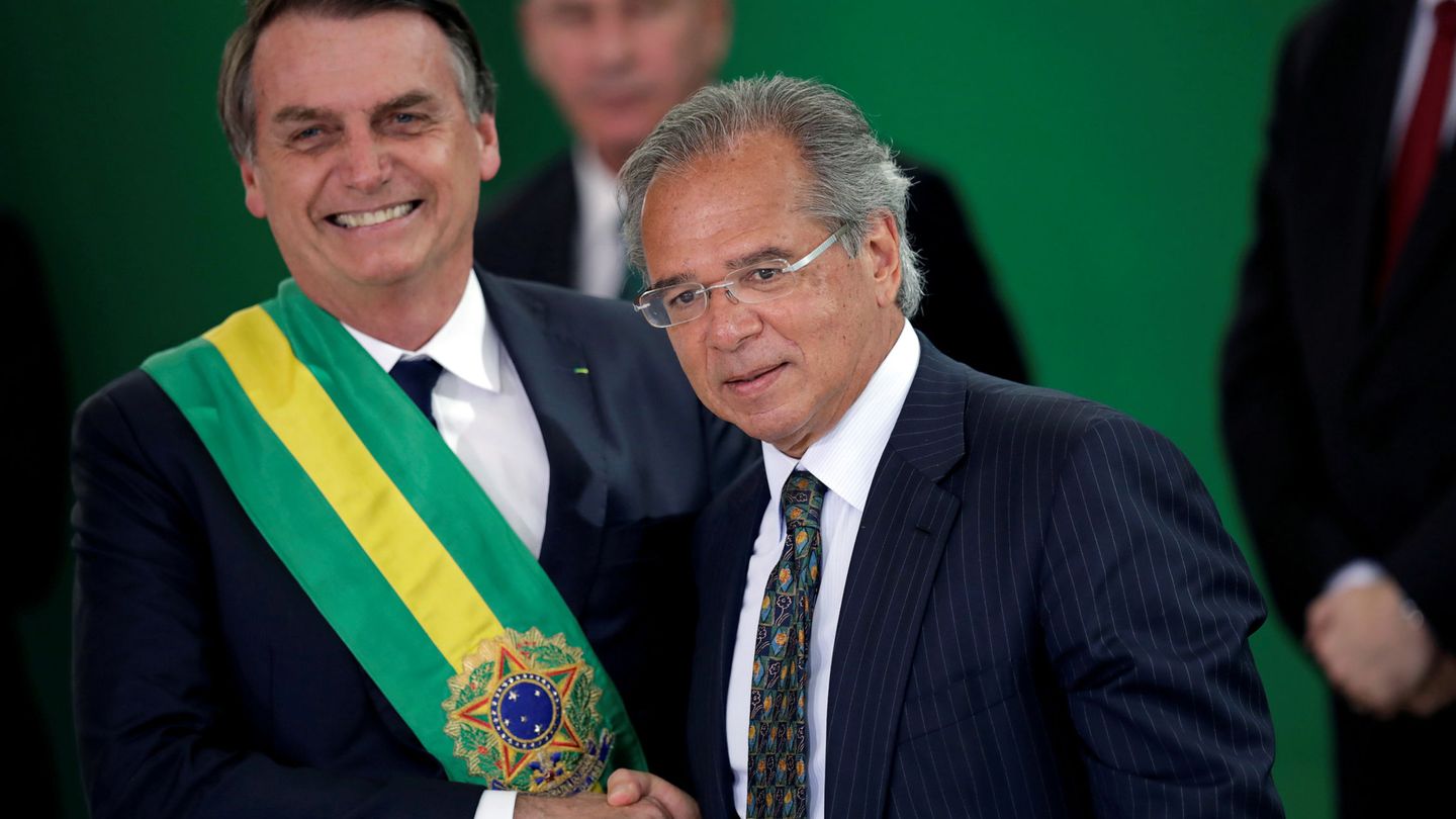 Jair Bolsonaro saluda a Paulo Guedes, ministro de Economía de Brasil. (Reuters)