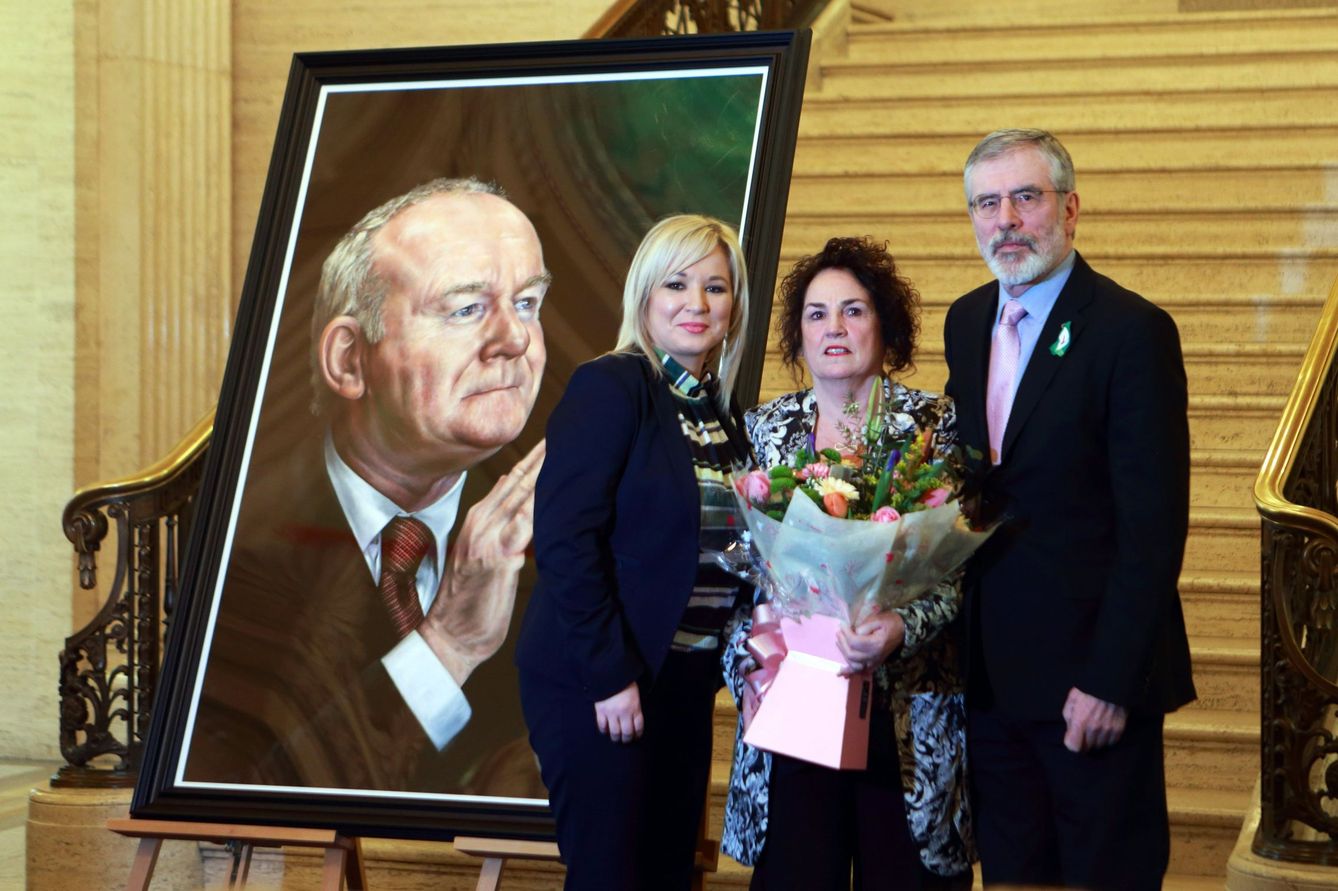 La número dos del Sinn Féin, Michelle O'Neill, Bernadette Canning, viuda del exministro principal norirlandés y exmiembro del IRA, y el líder del Sinn Fein, Gerry Adams, en la presentación del retrato de McGuinness. (EFE/Paul MacErlane)