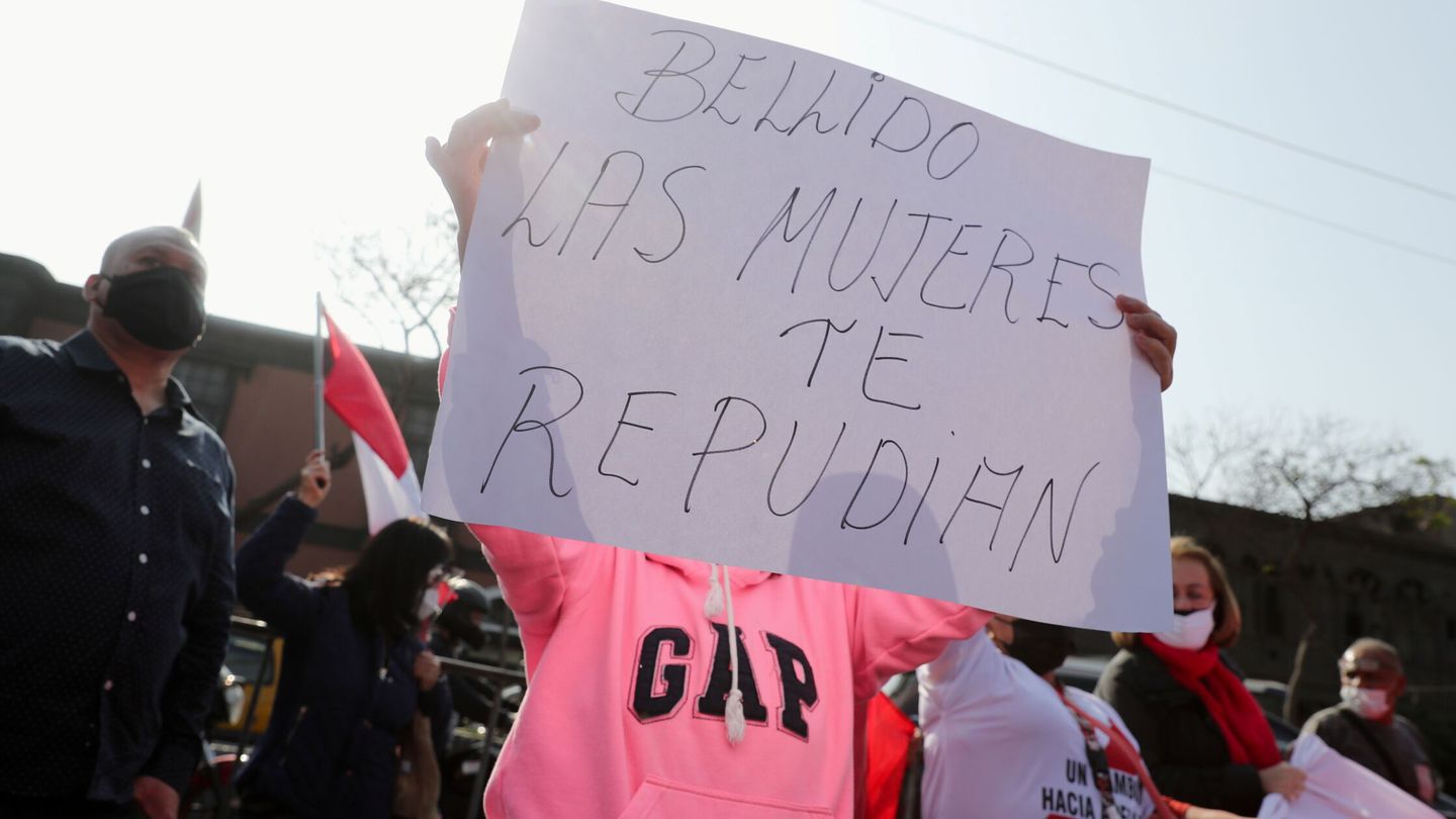 Una manifestante sostiene una pancarta en la que se lee 'Las mujeres de Bellido te repudian' durante una protesta contra el primer ministro. (Reuters)