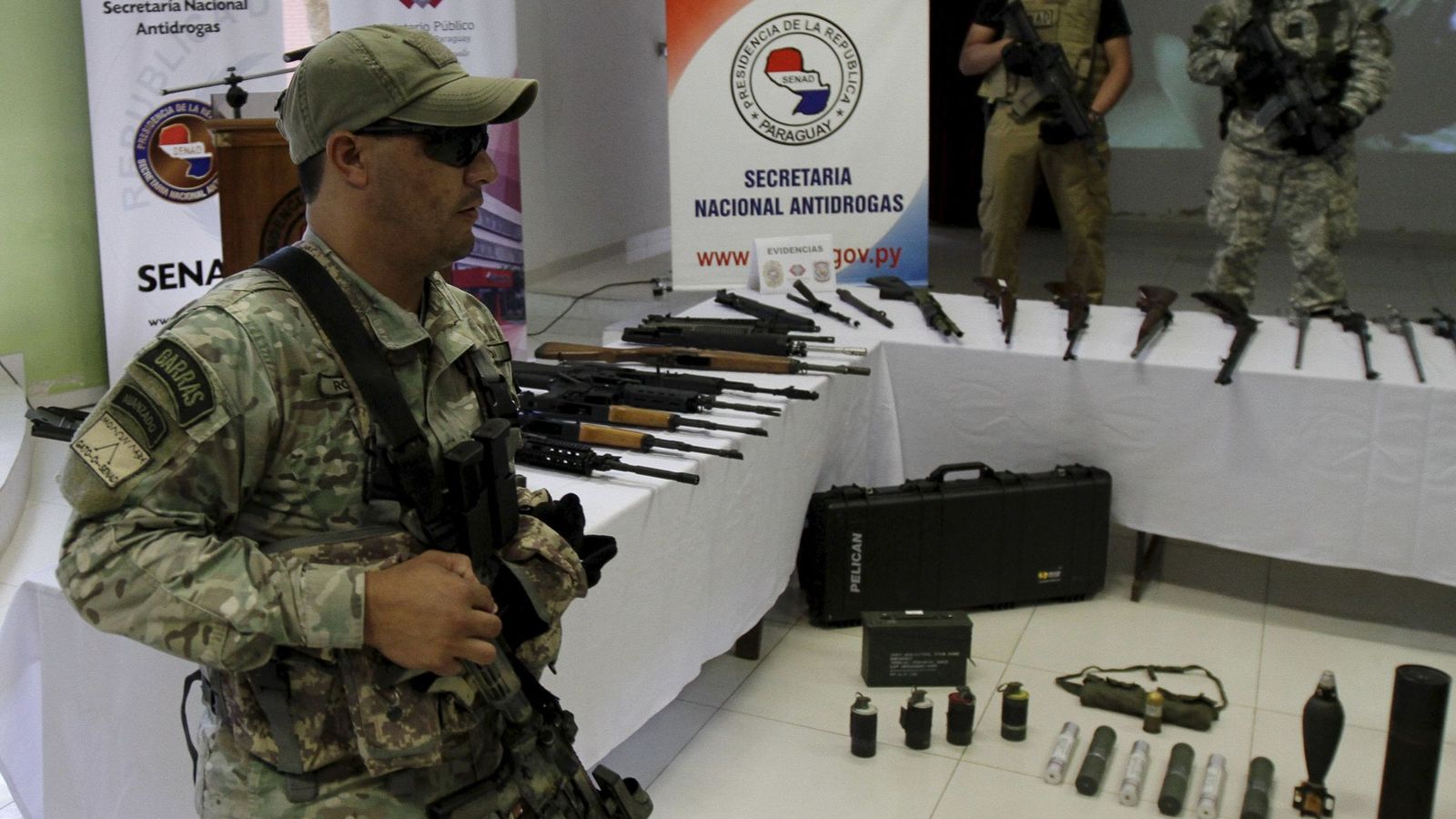 Foto: La Secretaría Nacional Antidroga de Paraguay (SENAD) muestra armas de gran calibre incautadas en Asunción, en marzo de 2016 (Reuters)