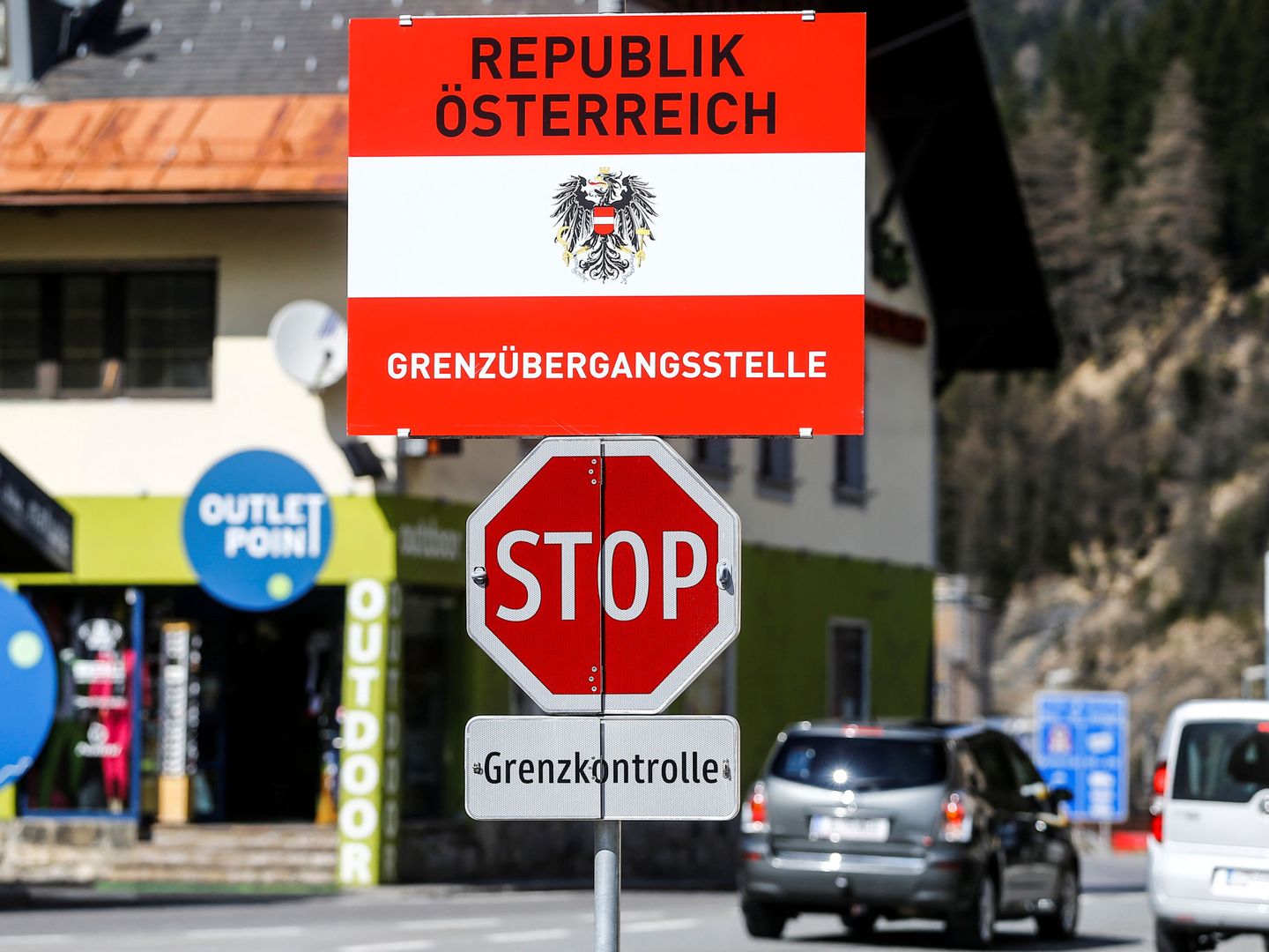 Cartel señalando la frontera de Austria en la localidad italiana de Brenner, en 2016. (Reuters)