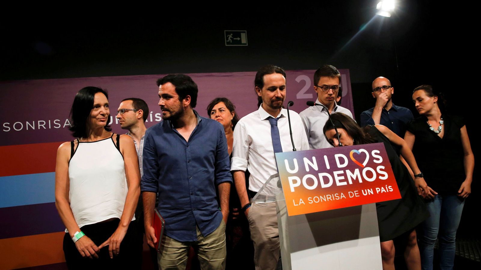 Foto: El líder de Podemos, Pablo Iglesias, junto a su equipo de campaña durante su comparecencia ante los simpatizantes concentrados en la plaza del Reina Sofia de Madrid. (EFE)