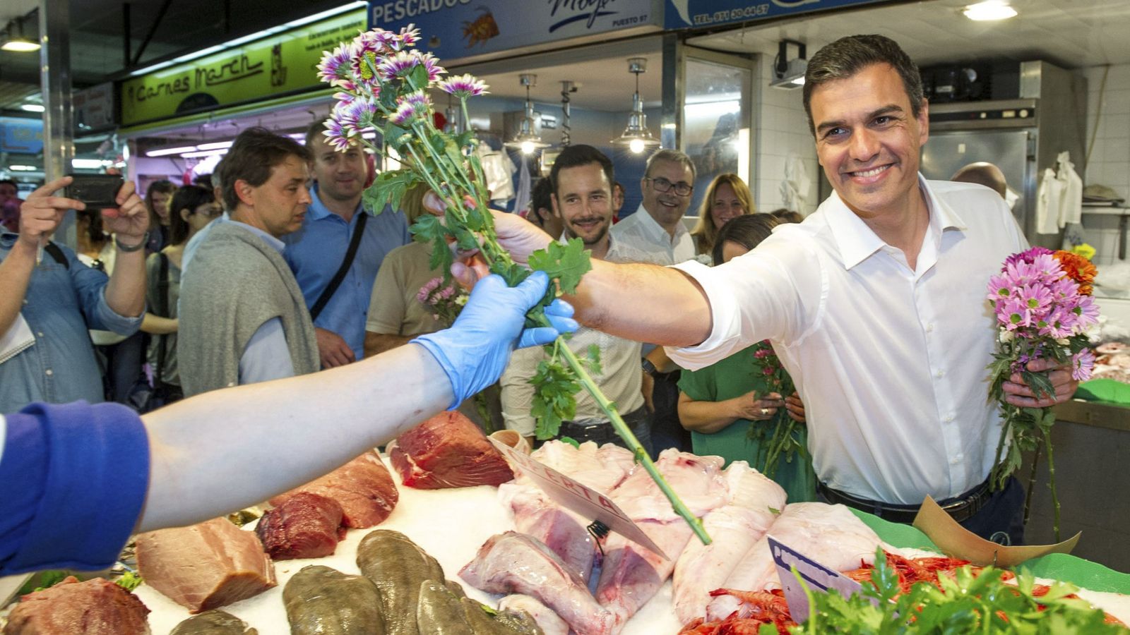 Foto: El secretario general del PSOE, Pedro Sánchez, durante su visita al Mercat Nou, en Ibiza. (EFE)