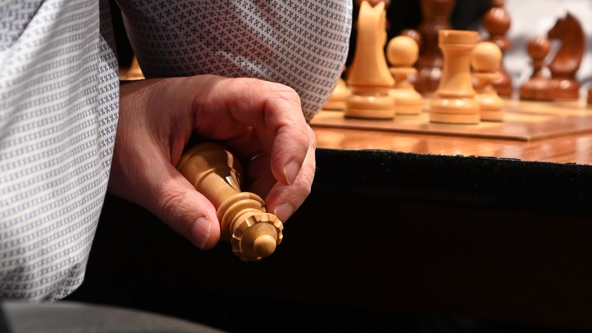 Un hombre deja graves a tres personas con un tablero de ajedrez en un torneo en Rusia