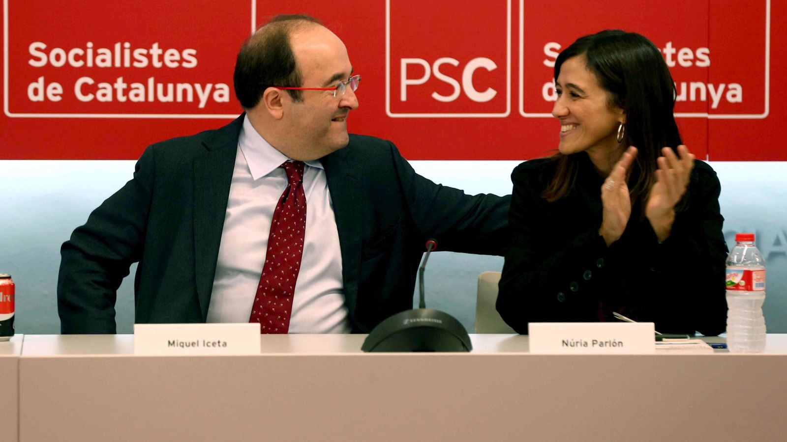 Foto: Miquel Iceta es felicitado por su rival en las primarias, Núria Parlon, en la ejecutiva del PSC del pasado 17 de octubre en Barcelona. (EFE)