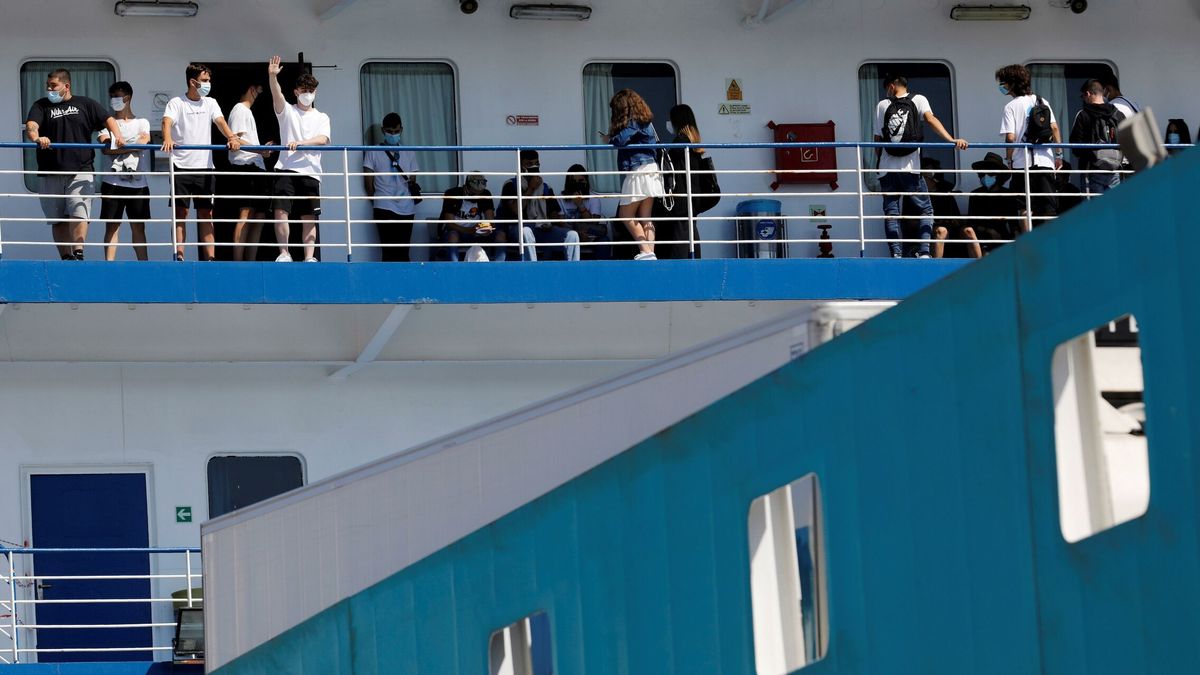 Cuatro positivos de estudiantes trasladados a Madrid en 'ferry burbuja' desde Baleares