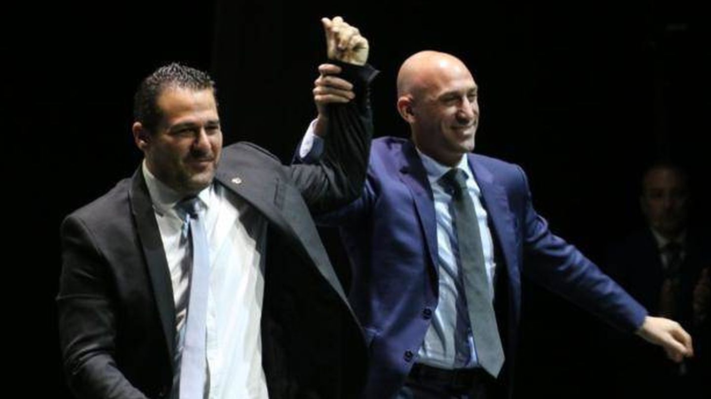 Luis Rubiales levanta el brazo a Pablo Lozano, presidente de la Federación Andaluza. (Foto RFAF)