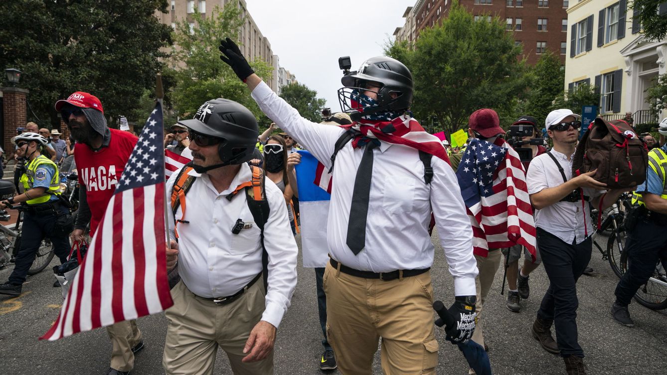 Foto: Supremacistas blancos y miembros de la Alt-Right marchan hacia la Casa Blanca bajo el eslogan 'Unir a la Derecha' en Washington, el 12 de agosto de 2018. (Reuters)
