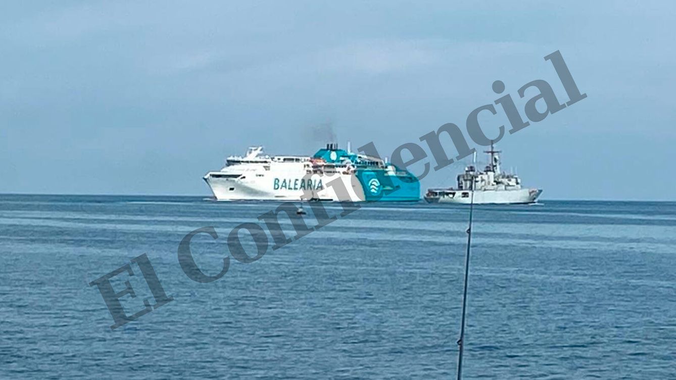 Imagen obtenida por El Confidencial del momento en que un patrullero militar marroquí pasa junto al ferry español.