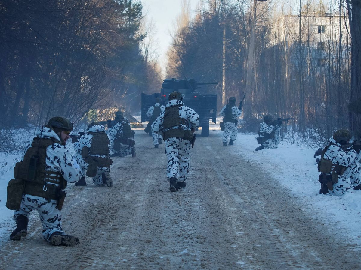 Foto: Soldados ucranianos cerca de Chernóbil. (Reuters/ Gleb Garanich)