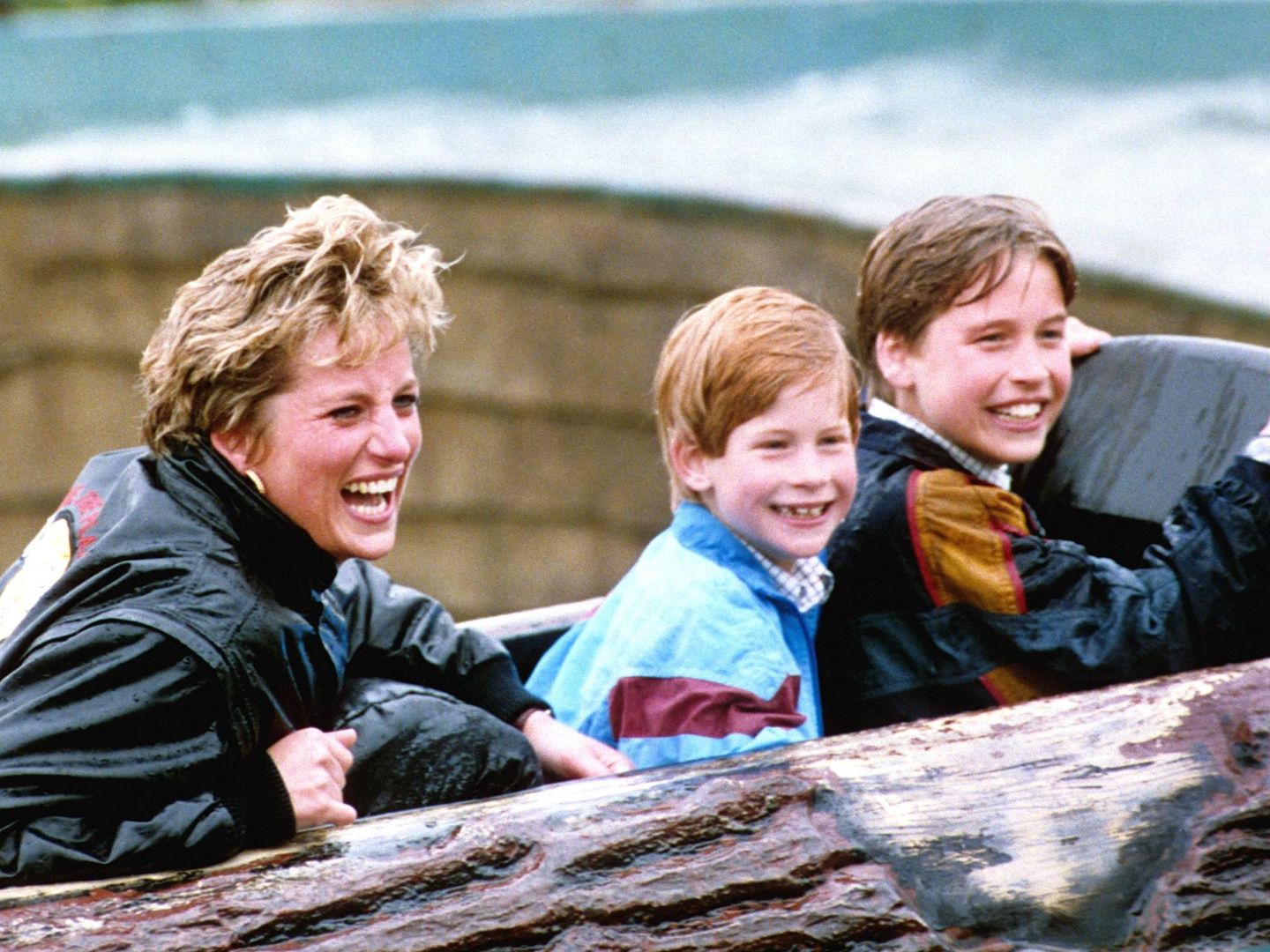 La princesa Diana, junto a Harry y Guillermo en el Thorpe Park. (Cordon Press)