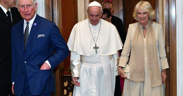 Foto: El papa Francisco con el príncipe Carlos y Camilla. (EFE)