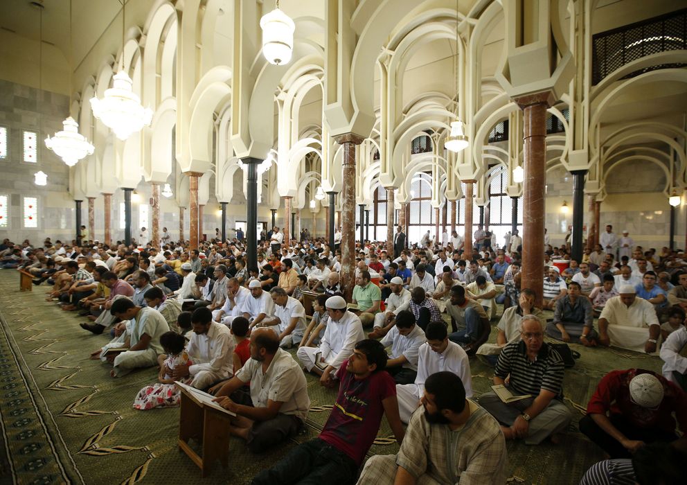 Foto: Un grupo de musulmanes reza en la mezquita de la M-30 de Madrid. (Efe)