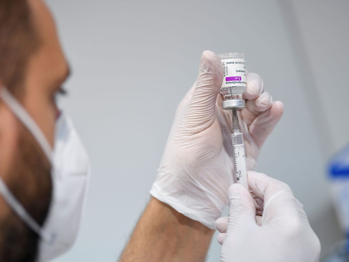 Foto: Vacunación con AstraZeneca. (Reuters)