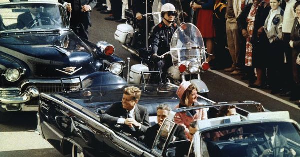 Foto: El presidente Kennedy y la primera dama, momentos antes de los disparos. (Reuters)