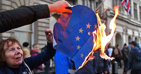 Foto: Manifestantes euroescépticos queman una bandera europea en Londres, el 9 de diciembre de 2018. (REUTERS)