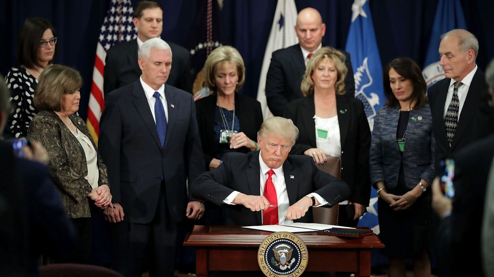 Foto: El momento en el que Donald Trump ha firmado la orden ejecutiva ordenando la construcción del muro con México (EFE)