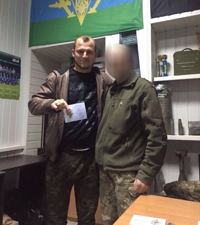 Zozulya junto a un compañero y la bandera de las fuerzas aeromóviles del ejército ucraniano.