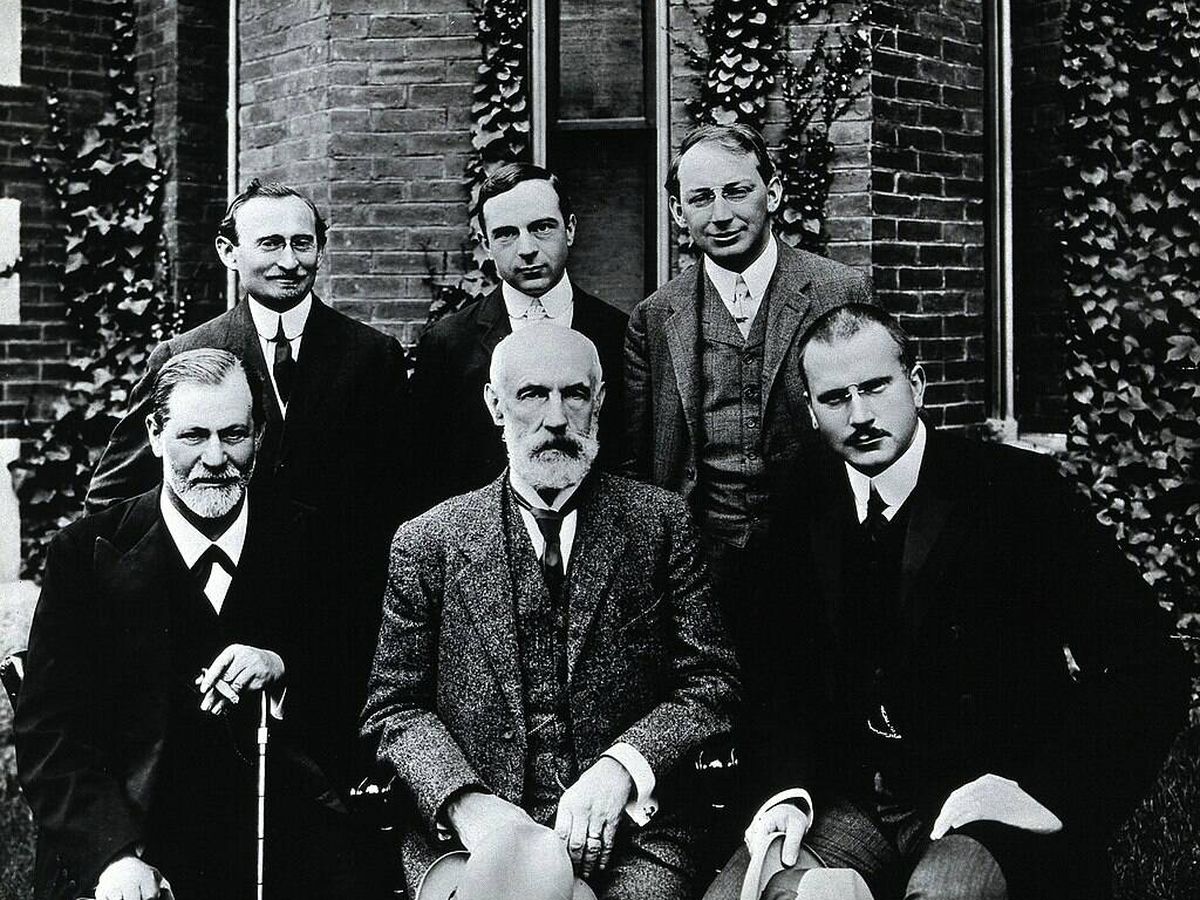 Foto: Sigmund Freud (sentado a la izquierda), Stanley Hall, Carl Gustav Jung, Abraham Arden Brill, Ernest Jones y Sándor Ferenczi en 1909 (Creative Commons)