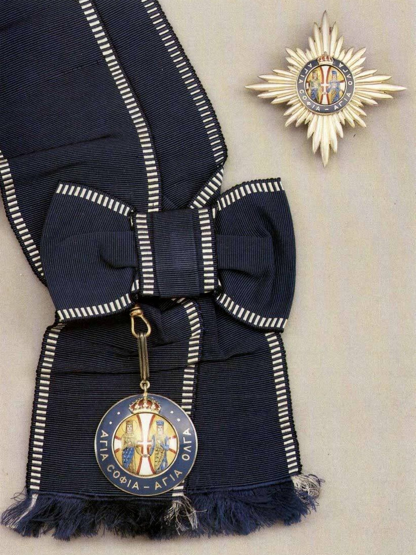 Banda y condecoraciones de la orden de las Santas Olga y Sofía. (Dominio público)