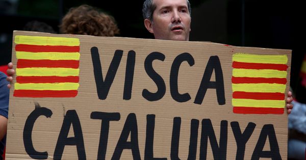 Foto: Un manifestante muestra un cartel que reza un mensaje en apoyo a Cataluña. (EFE)