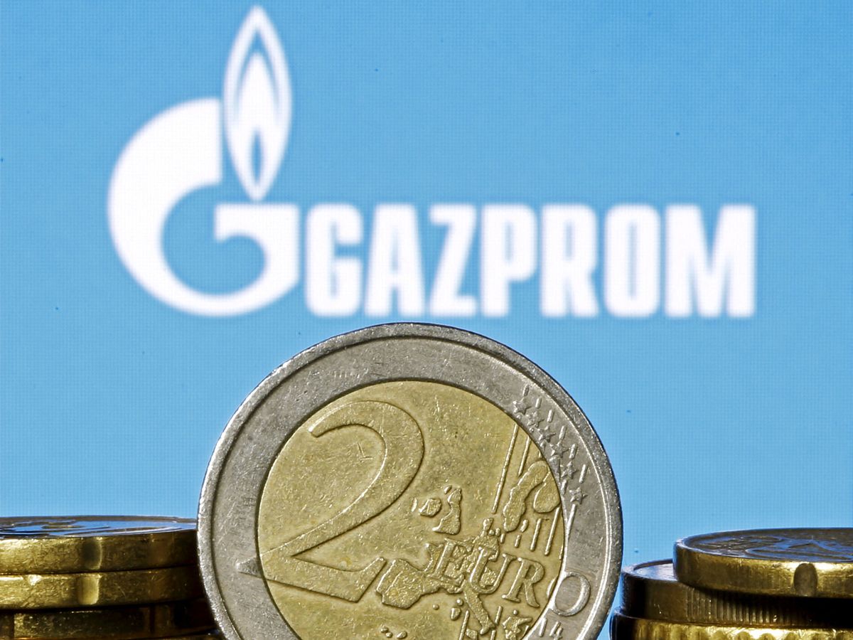 Foto: Logo de Gazprom junto a distintas monedas de euro. (Reuters/Dado Ruvic)