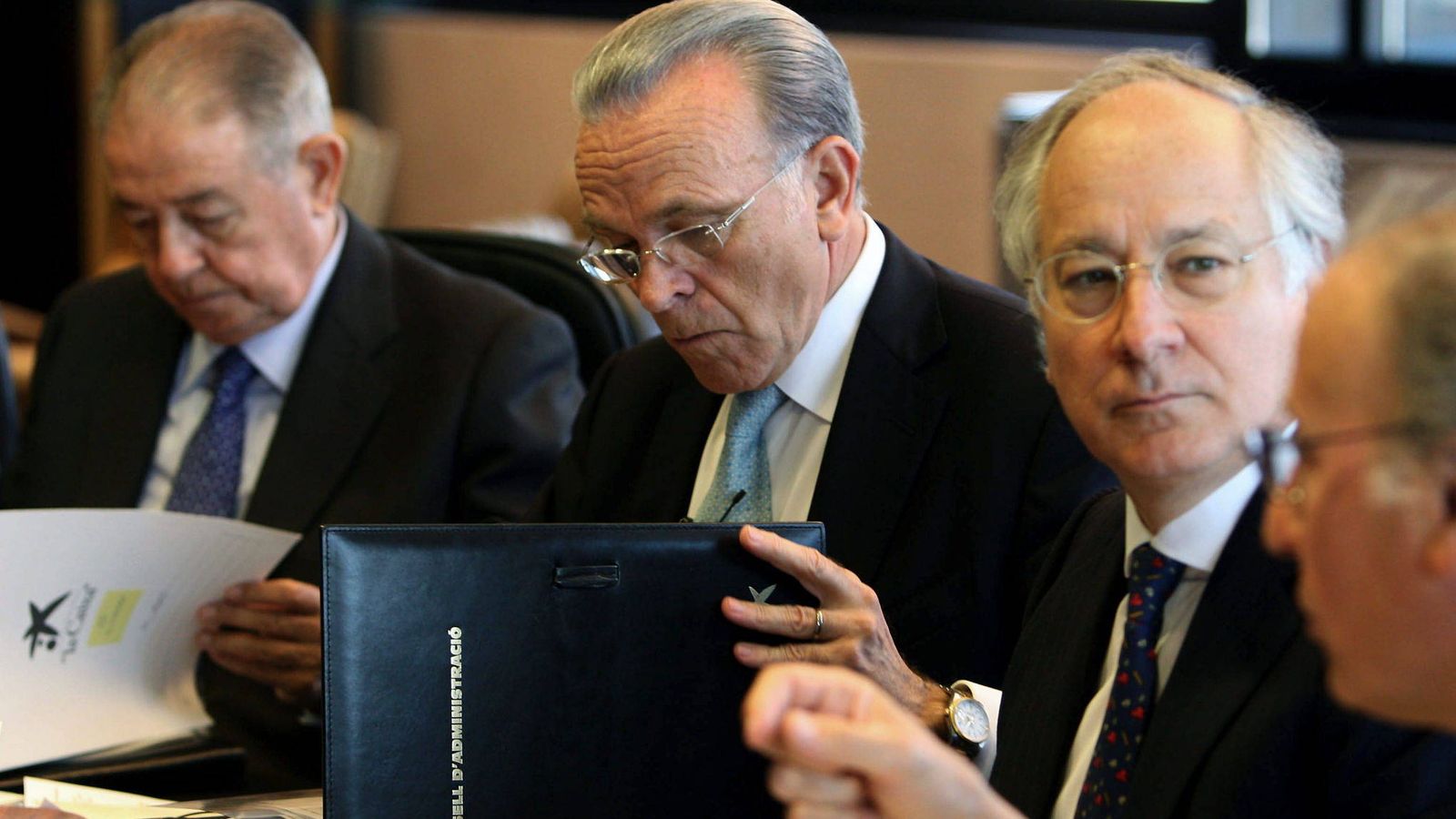 Foto: Salvador Gabarró, a la izquierda, junto al presidente de La Caixa, Isidre Fainé, en el centro de la imagen. (Efe) 