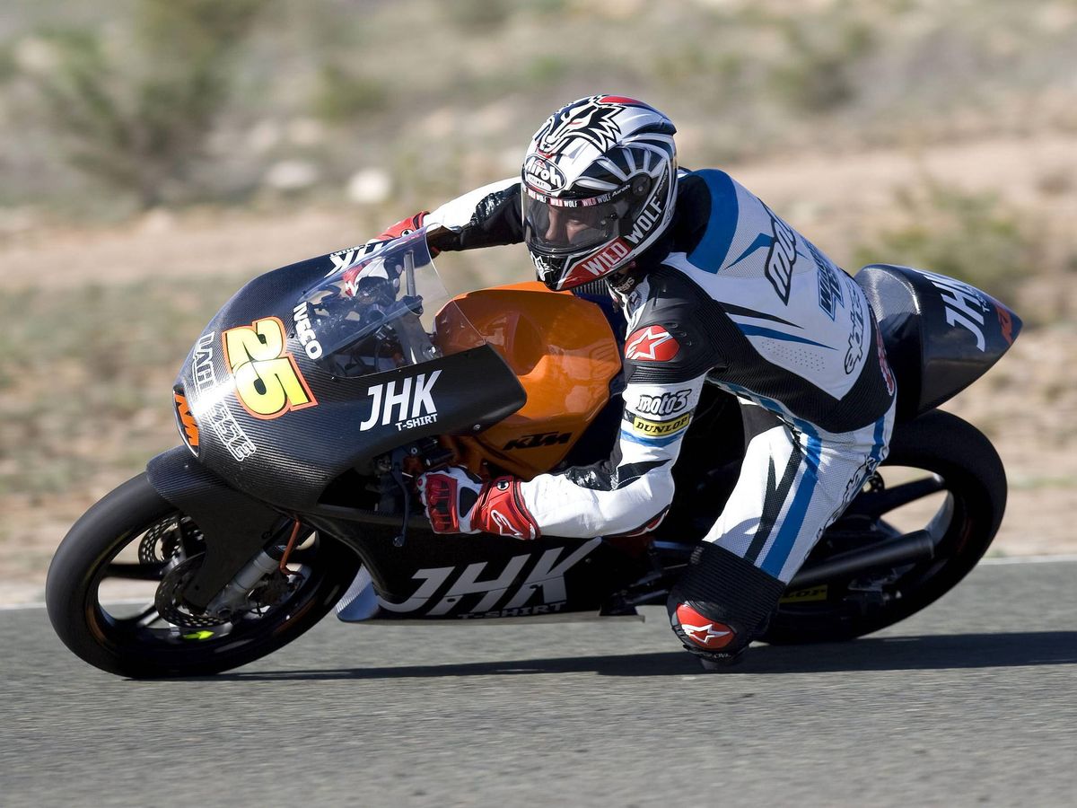 Foto: Entrenamiento de motos en el Circuito de Almería.  EFE/Carlos Barba