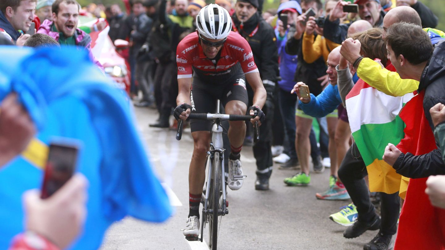Alberto Contador, durante la última ascensión de la Vuelta al Angliru... en verano. (EFE)