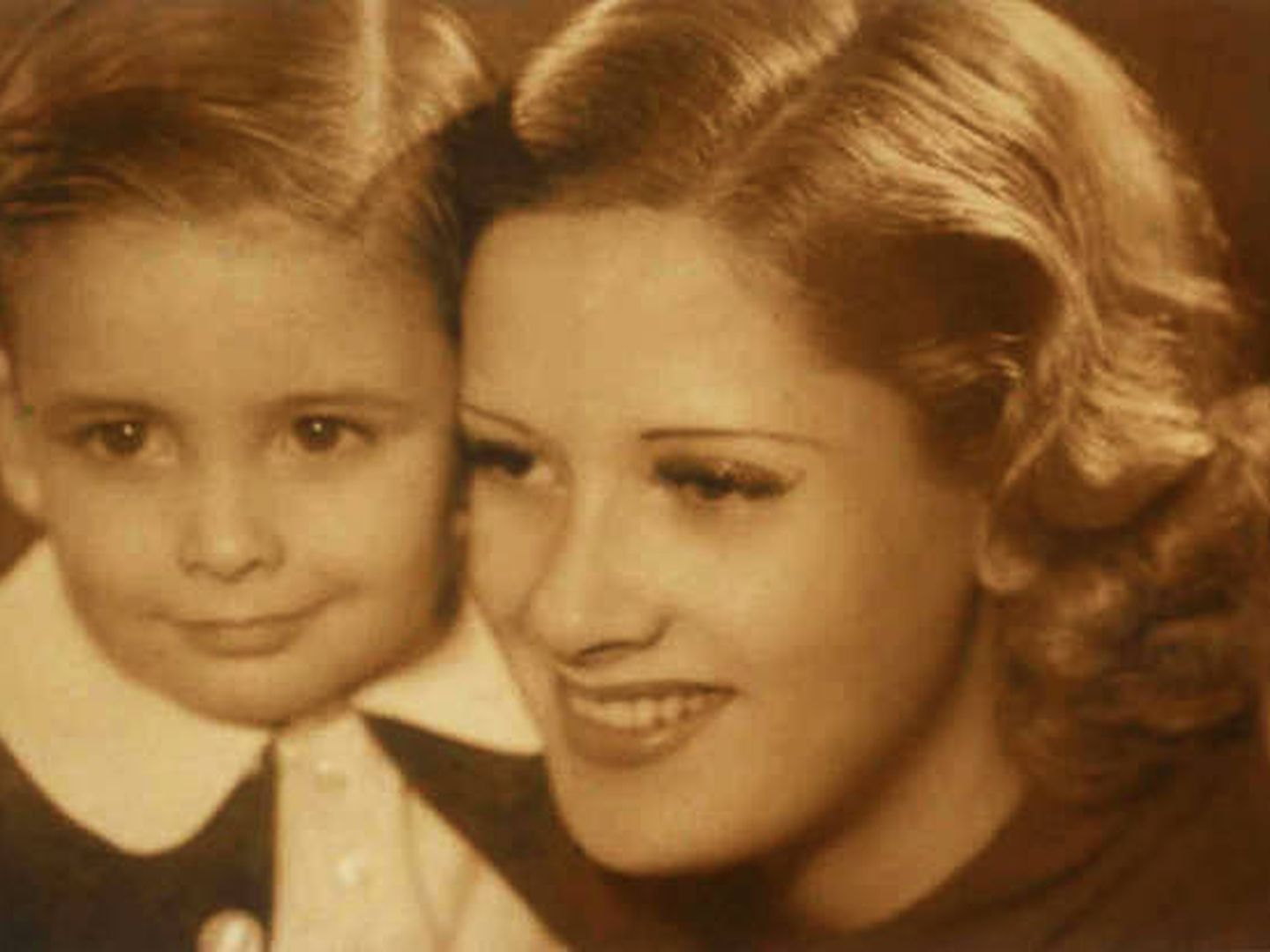 Chicho Ibáñez Serrador y su madre, Pepita Serrador. (RTVE)