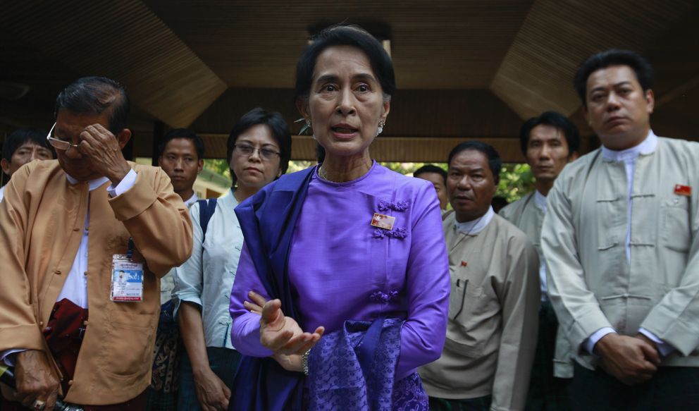 Suu Kyi habla con periodistas durante una rueda de prensa en la sede de su partido en Rangún (Reuters).