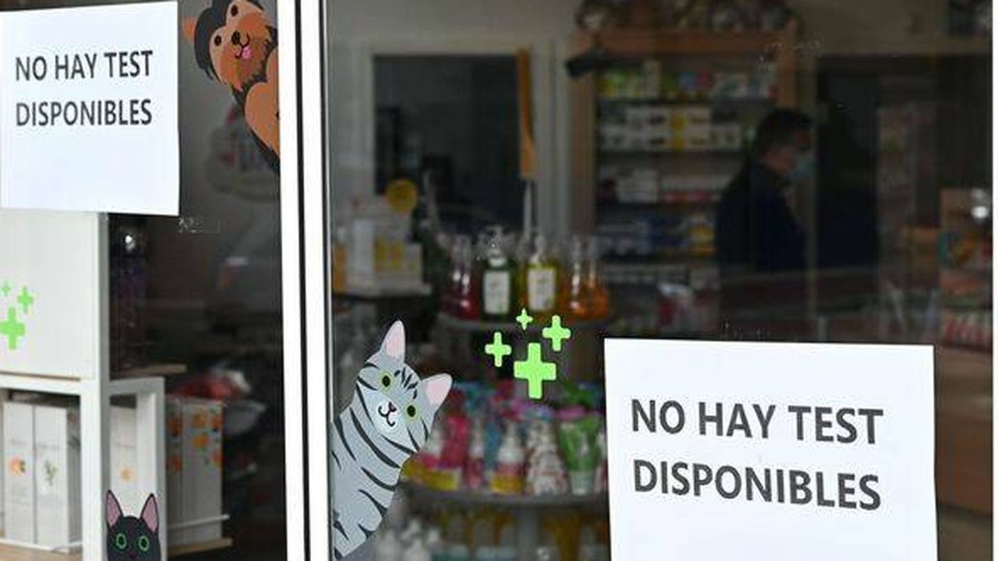 Escaparate de una farmacia. (EFE/Fernando Villar)
