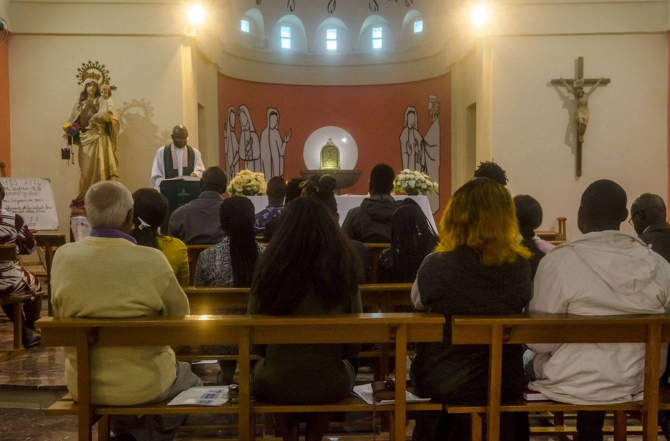 Inmigrantes subsaharianos asisten a misa en la Iglesia del Carmen. (E. Vaquerizo)