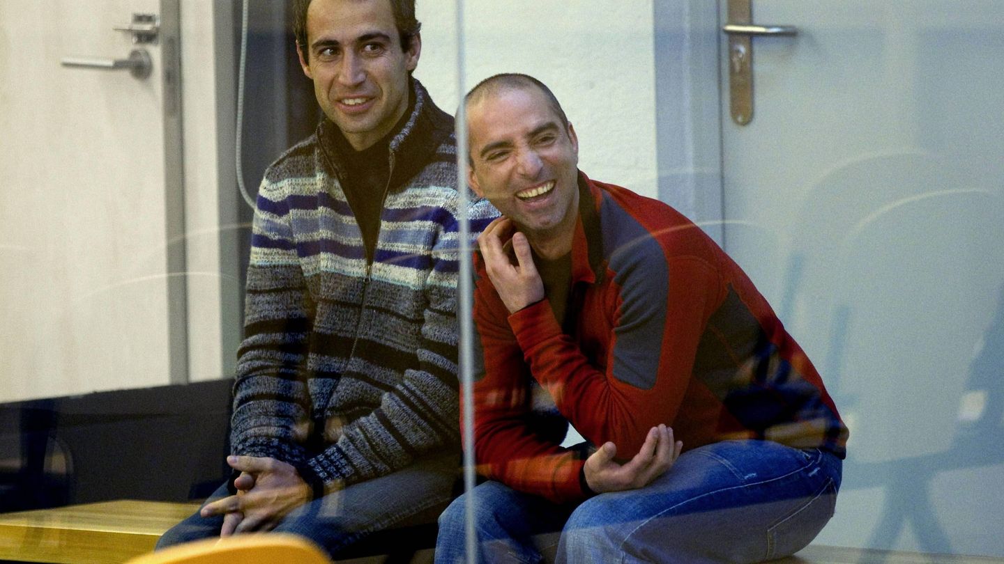 Andoni Otegi Eraso (izquierda) ríe junto a un compañero de la banda durante el juicio celebrado en 2013, cuatro años después de su presunta ruptura con ETA. (EFE/Emilio Naranjo)