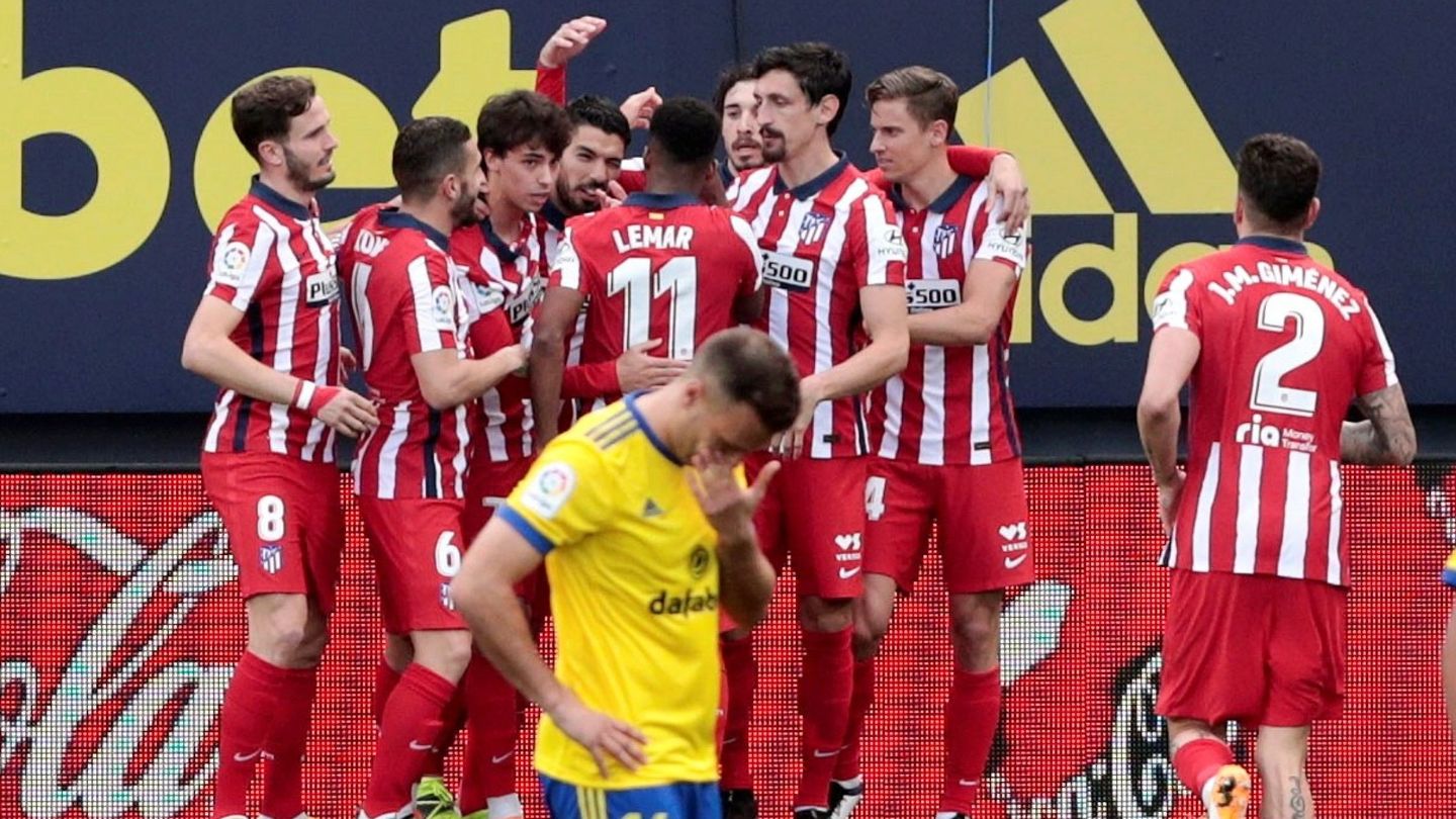 Los jugadores del Atlético de Madrid celebran el gol de Luis Suárez contra el Cádiz. (Efe)