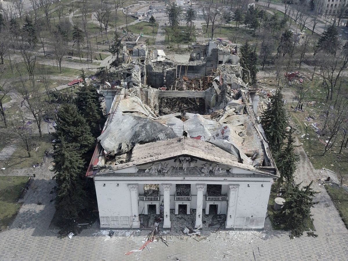 Foto: Imagen del teatro de Mariúpol destruido por un ataque ruso. (Reuters/Pavel Klimov)