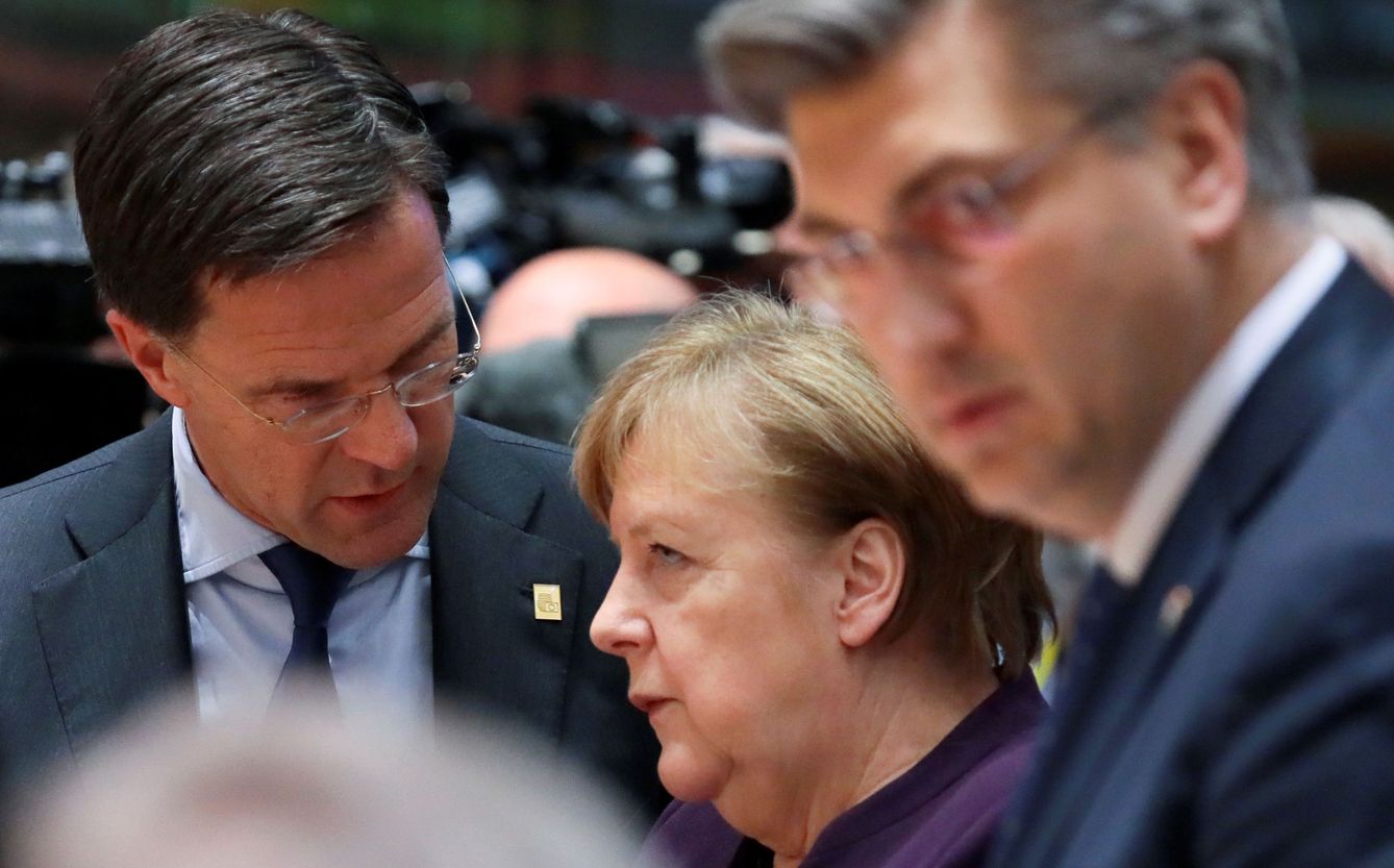 El primer ministro holandés junto a la canciller alemana, dos de los grandes opositores a los eurobonos. (EFE)
