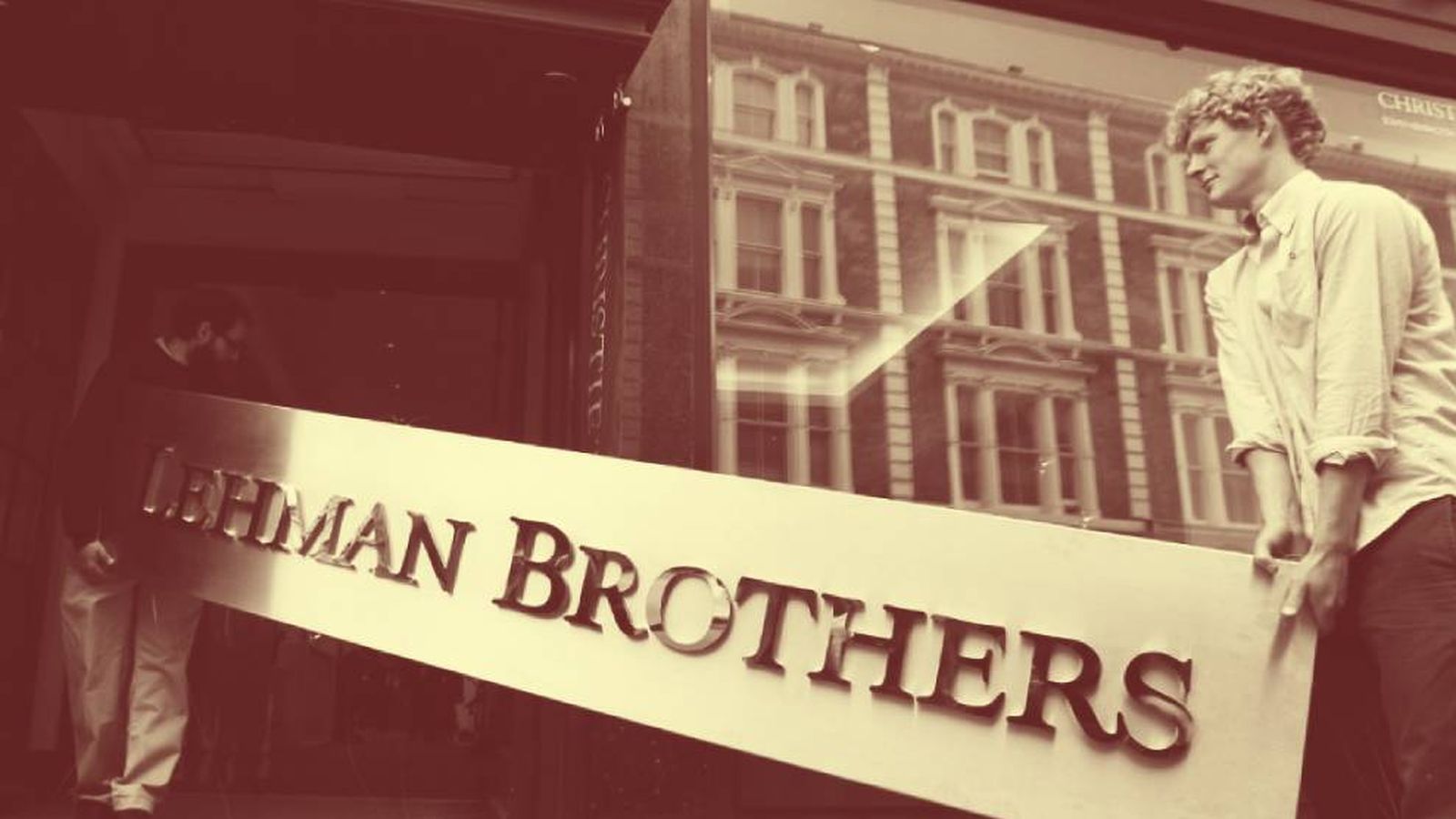 Foto: Un letrero de Lehman Brothers es llevado a una casa de subastas tras la quiebra del banco en 2008. (Reuters)