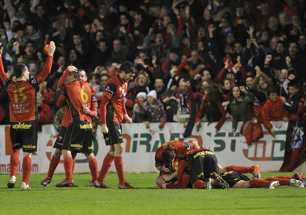 Foto: Los jugadores del Mirandés en la Copa del Rey (Cordon Press).