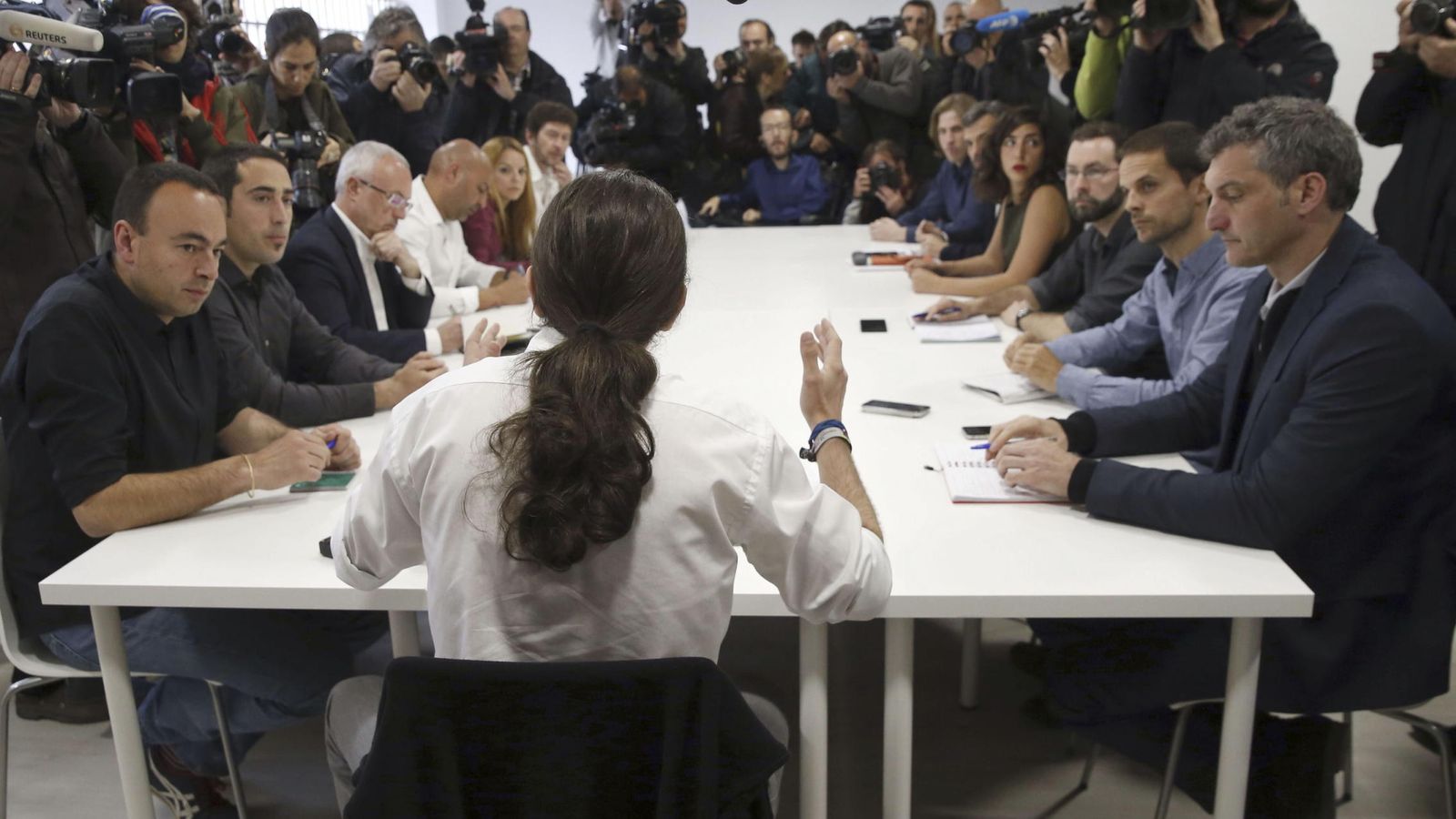 Foto: Pablo Iglesias, con los candidatos de su partido a las elecciones autonómicas. (Efe)