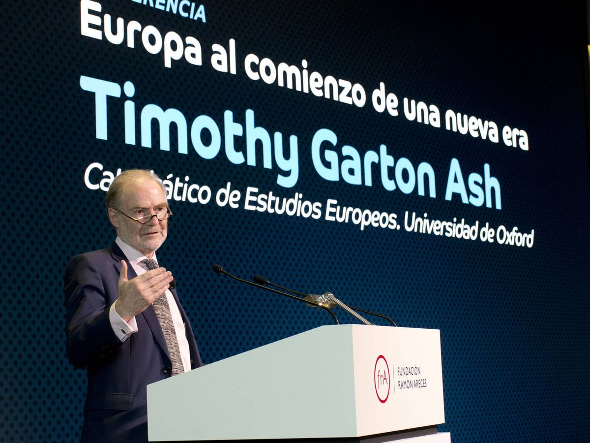 Foto: Timothy Garton Ash en la conferencia. (Fundación Ramón Areces)