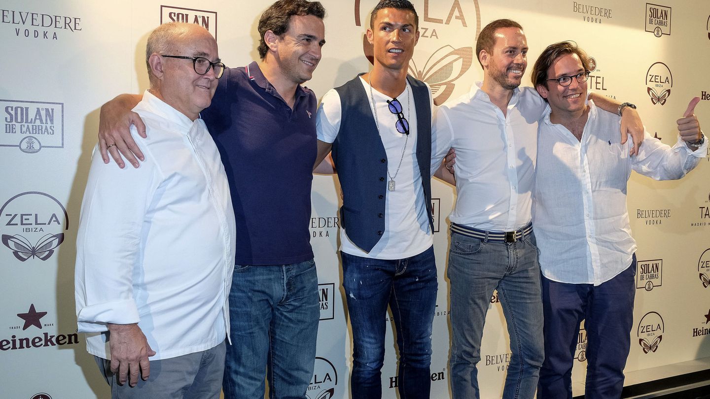 Matutes con Cristiano Ronaldo en la inauguración de uno de los restaurantes Tatel. (EFE)