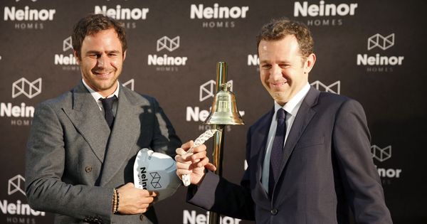 Foto: Juan Pepa, responsable de Lone Star en España, y Juan Velayo, consejero delegado de Neinor, dan el toque de campana