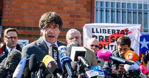 Foto: El expresidente de la Generalitat de Cataluña Carles Puigdemont a su salida de la cárcel de Neumünster. (EFE)