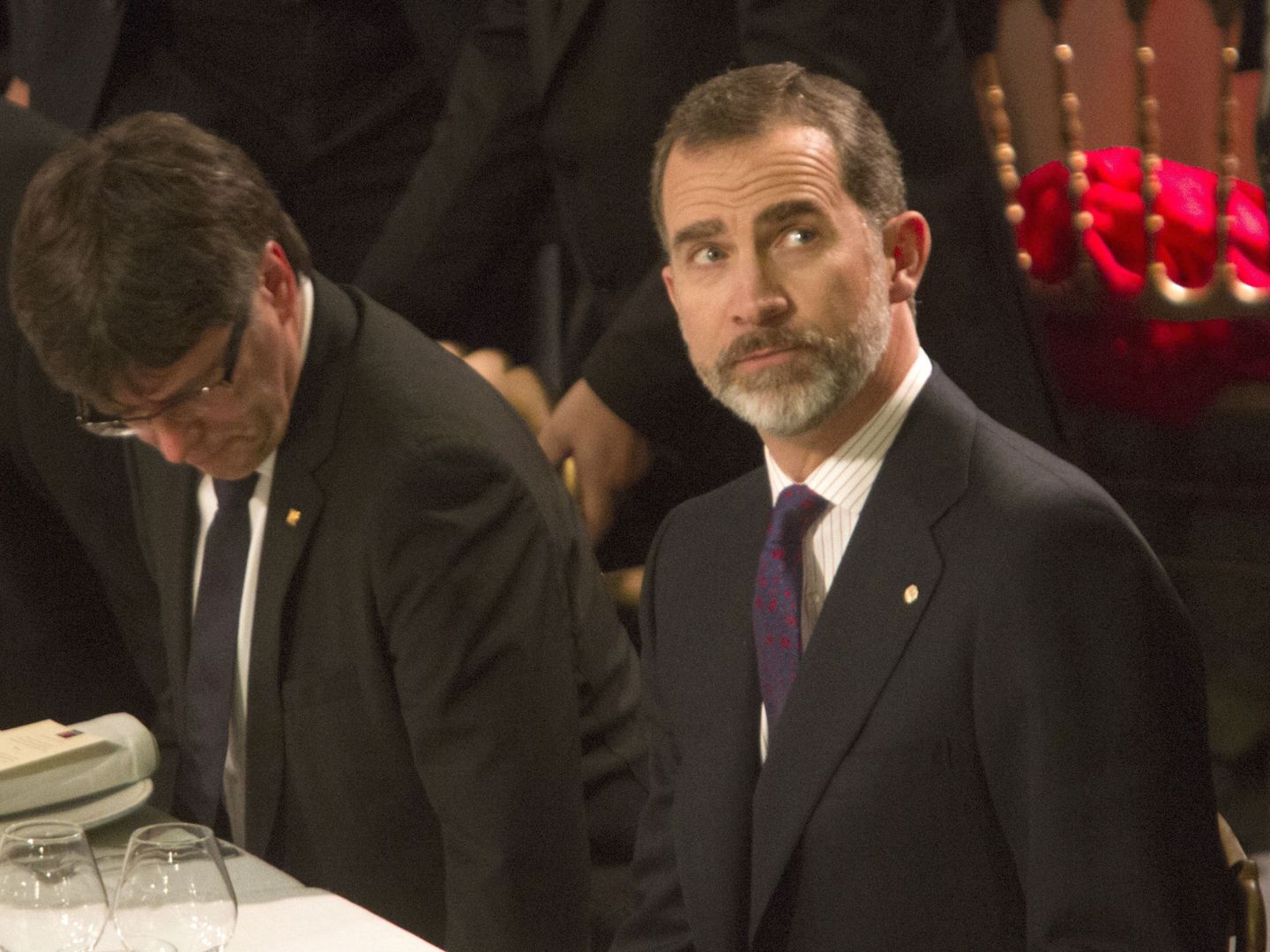 El rey Felipe VI (d) junto al expresidente de la Generalitat, Carles Puigdemont (i), durante la cena de bienvenida a los asistentes al Mobile World Congress (MWC) en 2017. (EFE)
